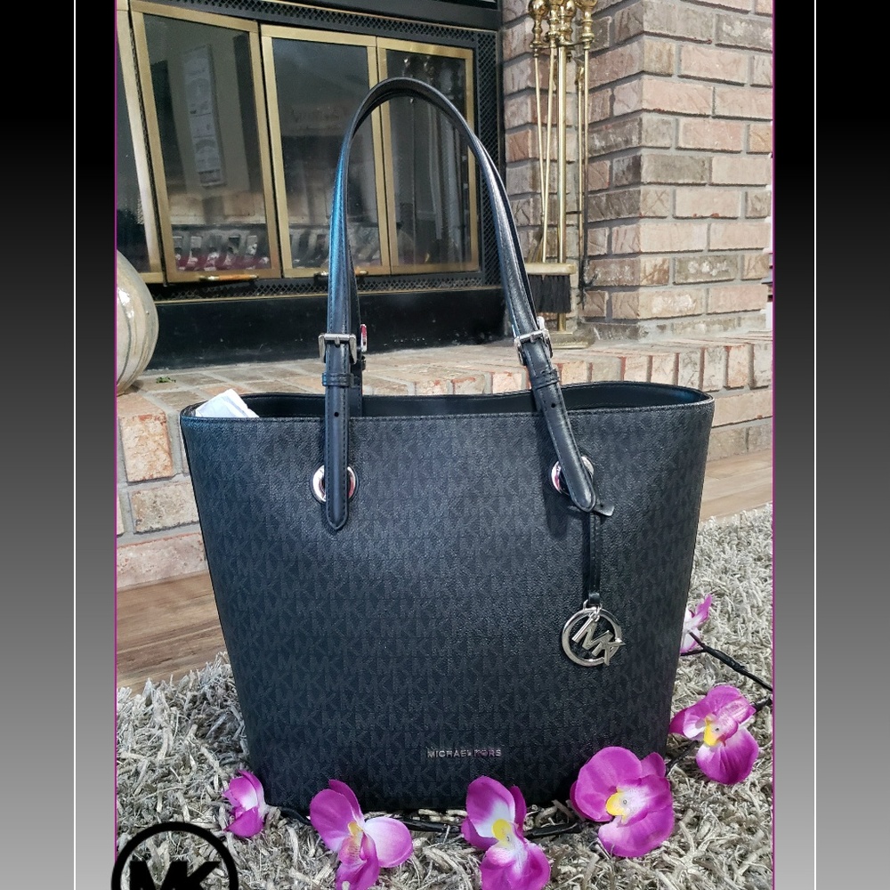 🚫 SOLD 🚫 Michael Kors Jet Set Black Tote 🌺